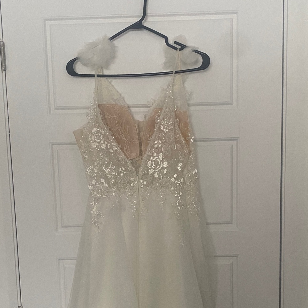 Elegant White Sleeveless Gown - Picture 4 of 6